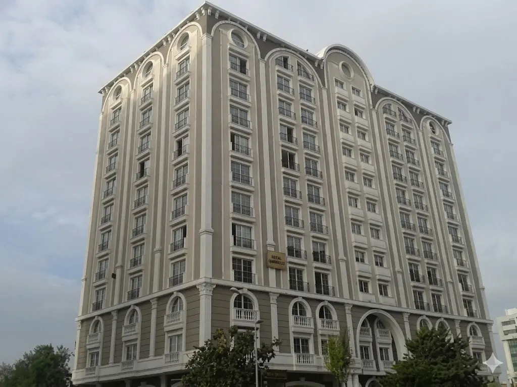 Mersin genelinde (Mezitli, Yenişehir, Akdeniz) kurumsal ofis temizliği hizmeti veren Alka Temizlik, Ali Bey'in ofisinin bulunduğu bu prestijli binada yüksek standartlarda hijyen sağlıyor. Dış cephe cam temizliğinden iç mekan dezenfeksiyonuna kadar her detayda profesyonel yaklaşımımızla fark yaratıyoruz.